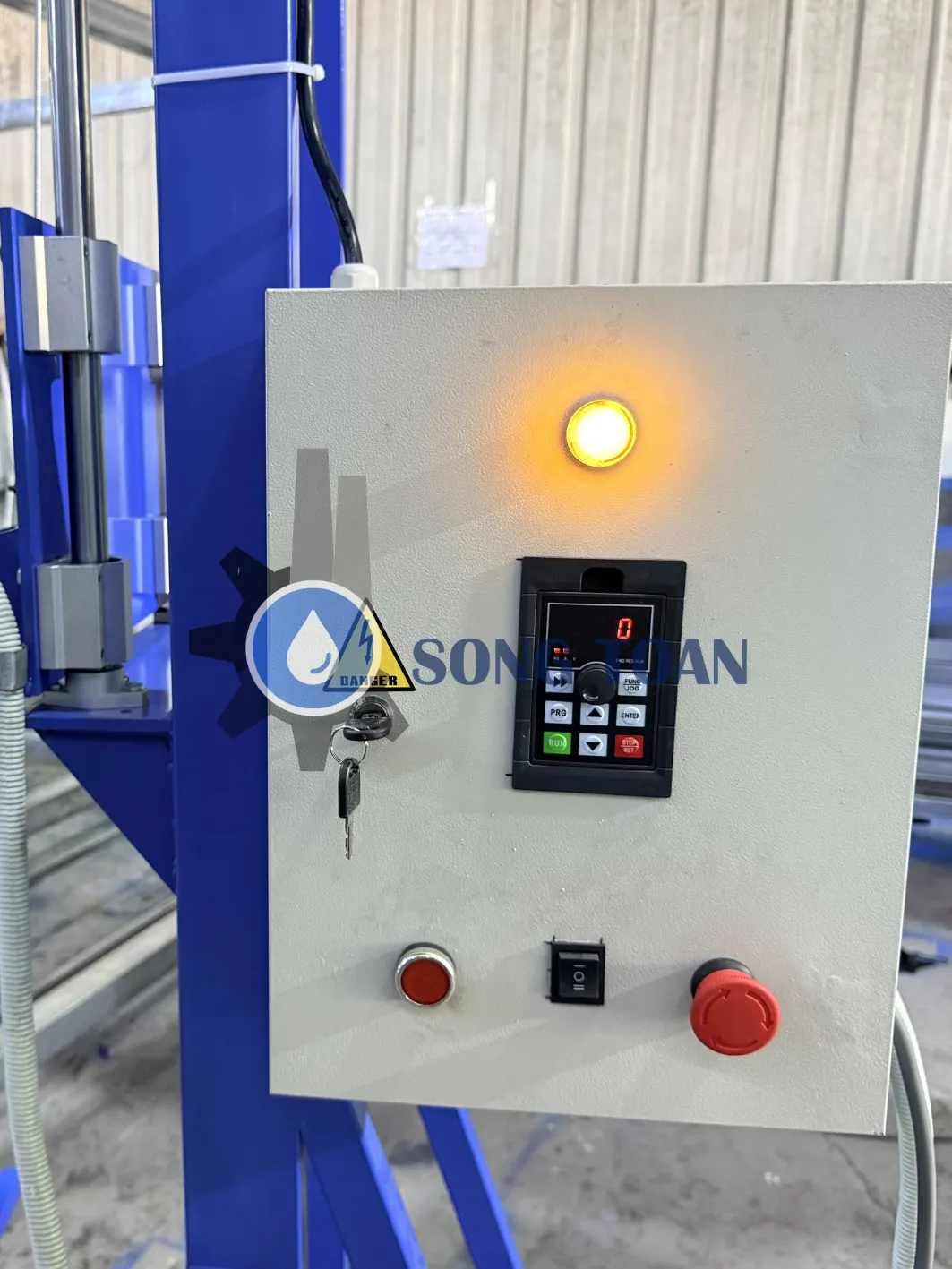 máy khuấy sơn hóa chất nâng hạ tời điện